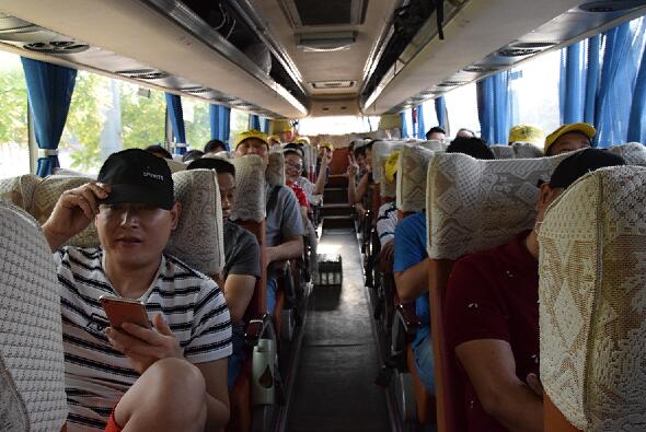 羞羞答答在线观看全體坐上旅遊大巴