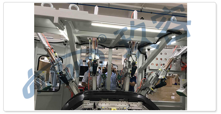 我司劉總在現場講解羞羞漫画WWW成人漫画樱缸在汽車倒車雷達衝孔機上的使用注意事項