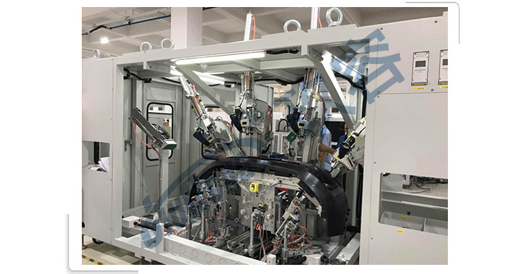 我司劉總在現場講解羞羞漫画WWW成人漫画樱缸在汽車倒車雷達衝孔機上的使用注意事項