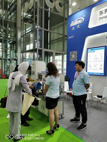 羞羞答答在线观看在現場為客戶介紹羞羞漫画WWW成人漫画樱缸